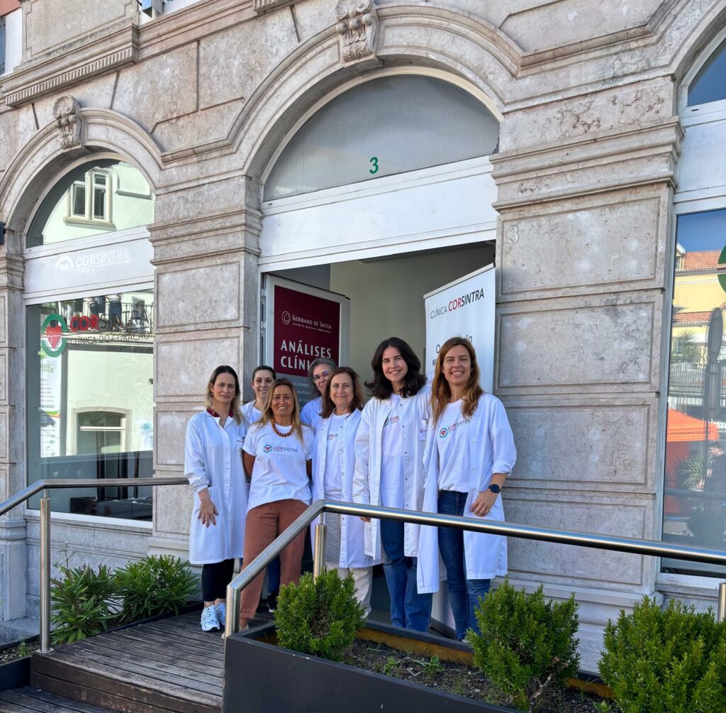 Clínica Corsintra exterior com equipa